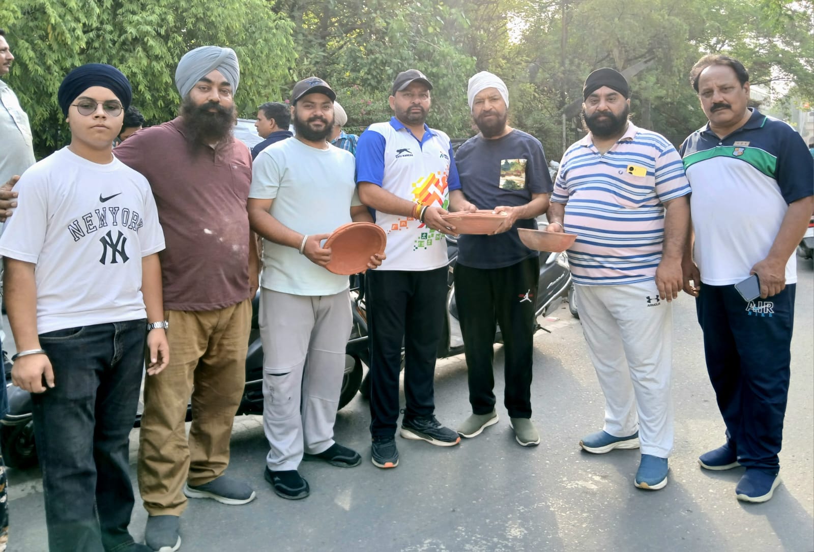 ਪਟਿਆਲਾ ਦੀ ਬਾਰਾਂਦਰੀ ਦੇ ਅੰਦਰ ਪੰਛੀਆਂ ਵਾਸਤੇ ਪਾਣੀ ਦੇ ਪ੍ਰਬੰਧ ਲਈ ਇਲੈਕਟ੍ਰਾਨਿਕ ਮੀਡੀਆ ਵੈਲਫੇਅਰ ਕਲੱਬ ਪਟਿਆਲਾ ਅਤੇ ਪਟਿਆਲਾ ਫੋਟੋਗ੍ਰਾਫਰ ਐਸੋਸੀਏਸ਼ਨ ਨੇ ਮਿੱਟੀ ਦੇ ਬਰਤਨ ਵੰਡੇ। 